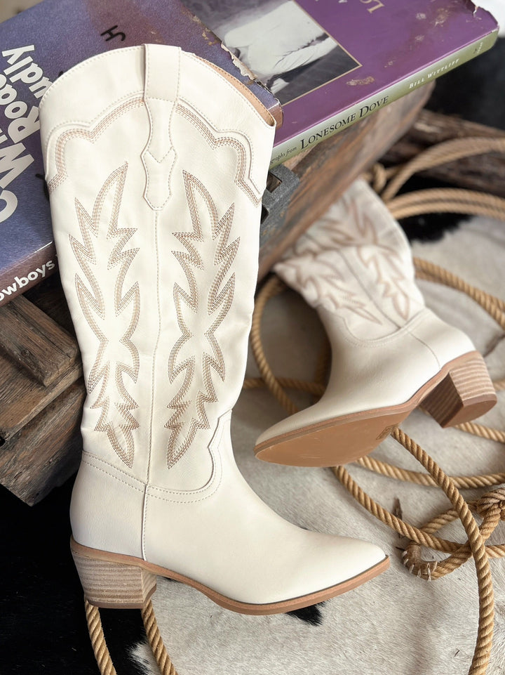 Samantha White Boots | gussieduponline