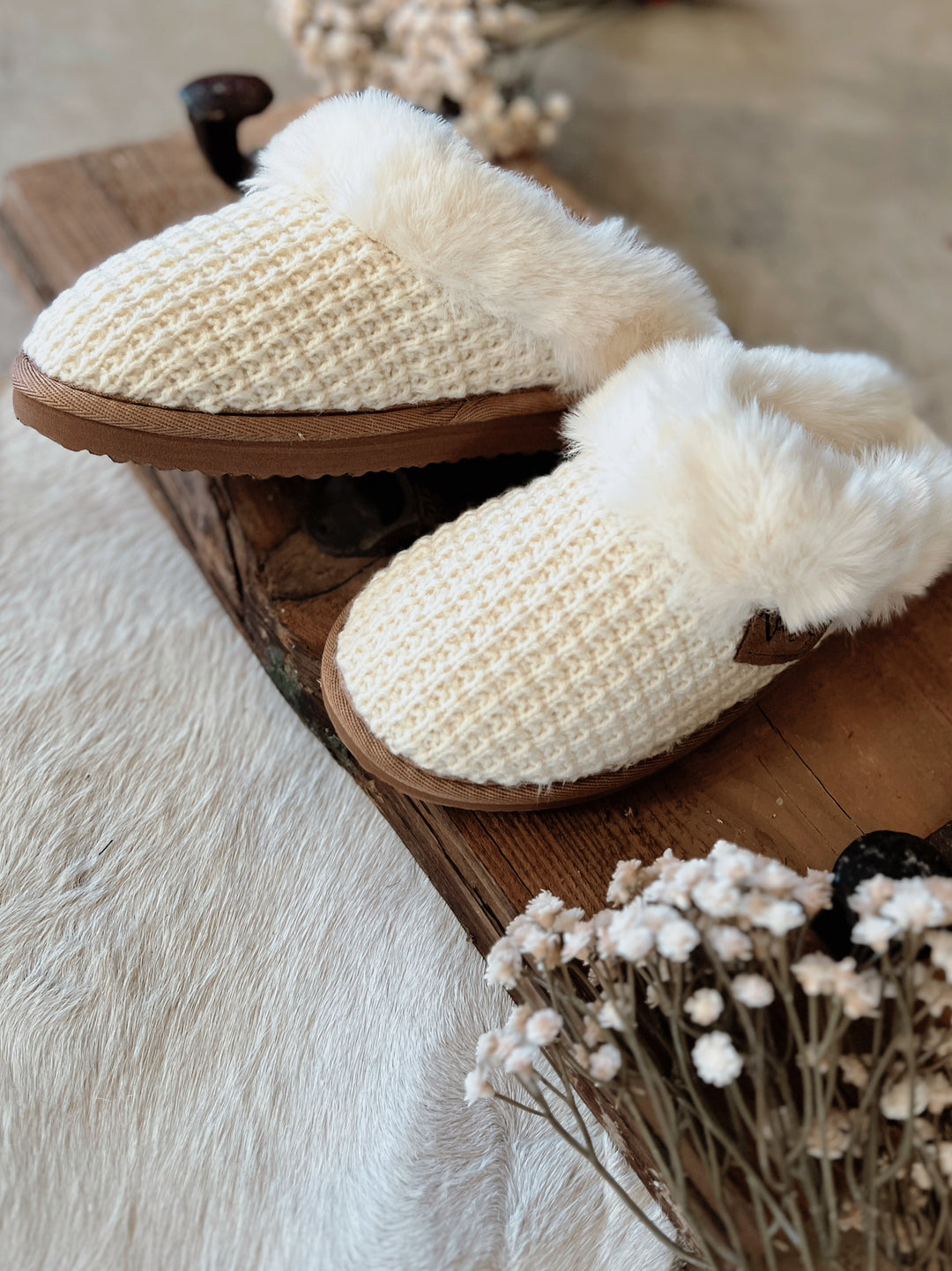Very G White Sweater Knit Fuzzy Slippers | gussieduponline