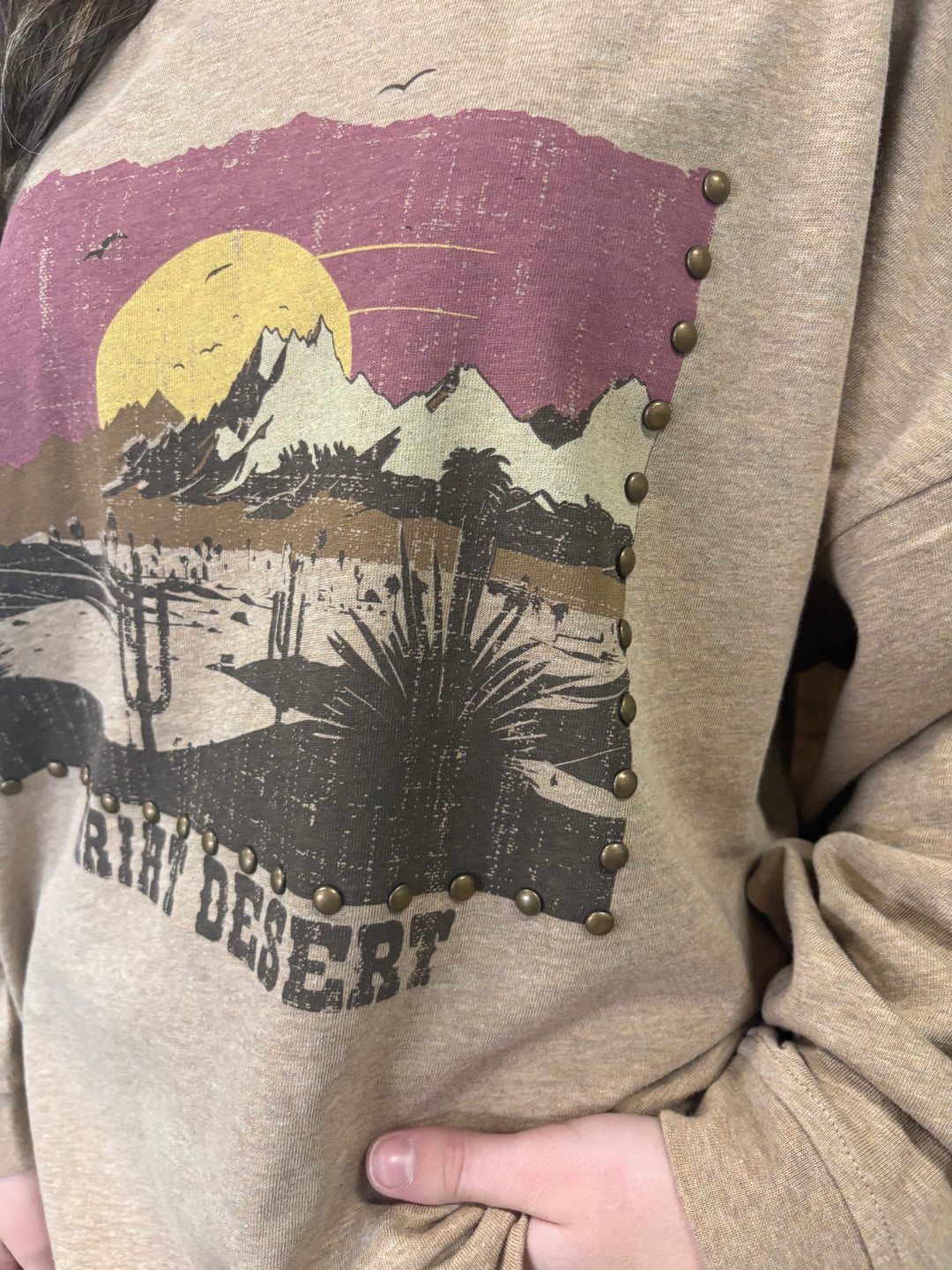 Ariat Women's Dark Heathered Oatmeal Oversized Graphic Top