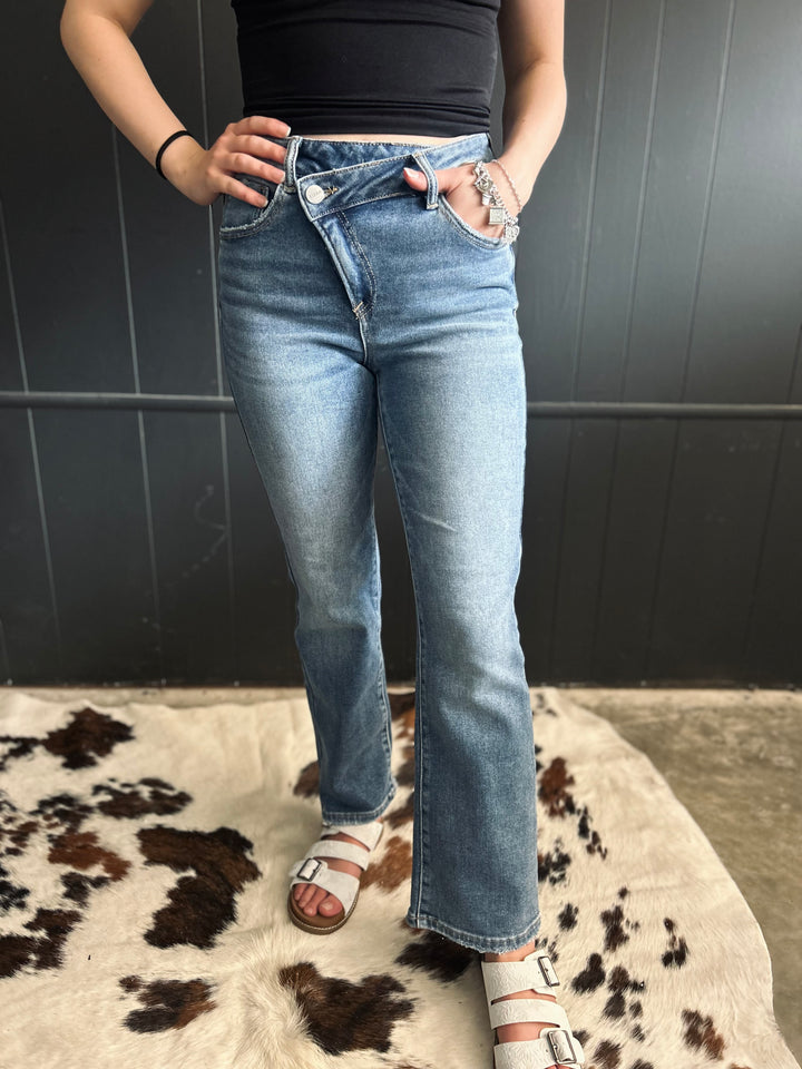 Risen Straight Leg Crossover Jeans*