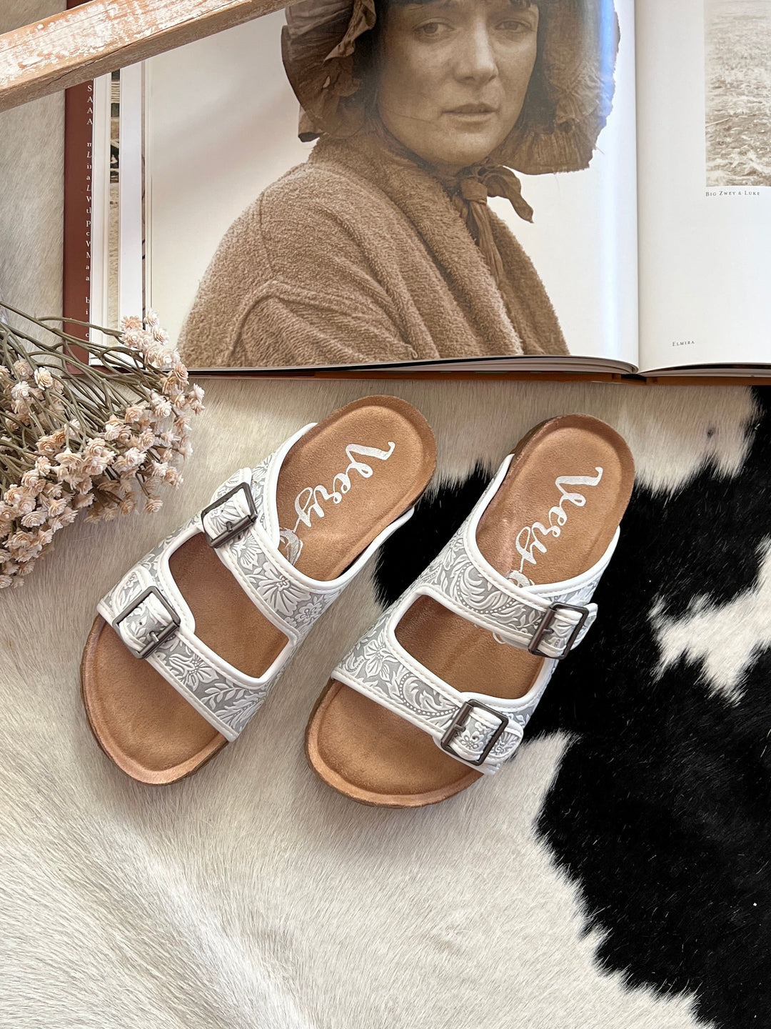 Berry Comfort White Grey Sandals