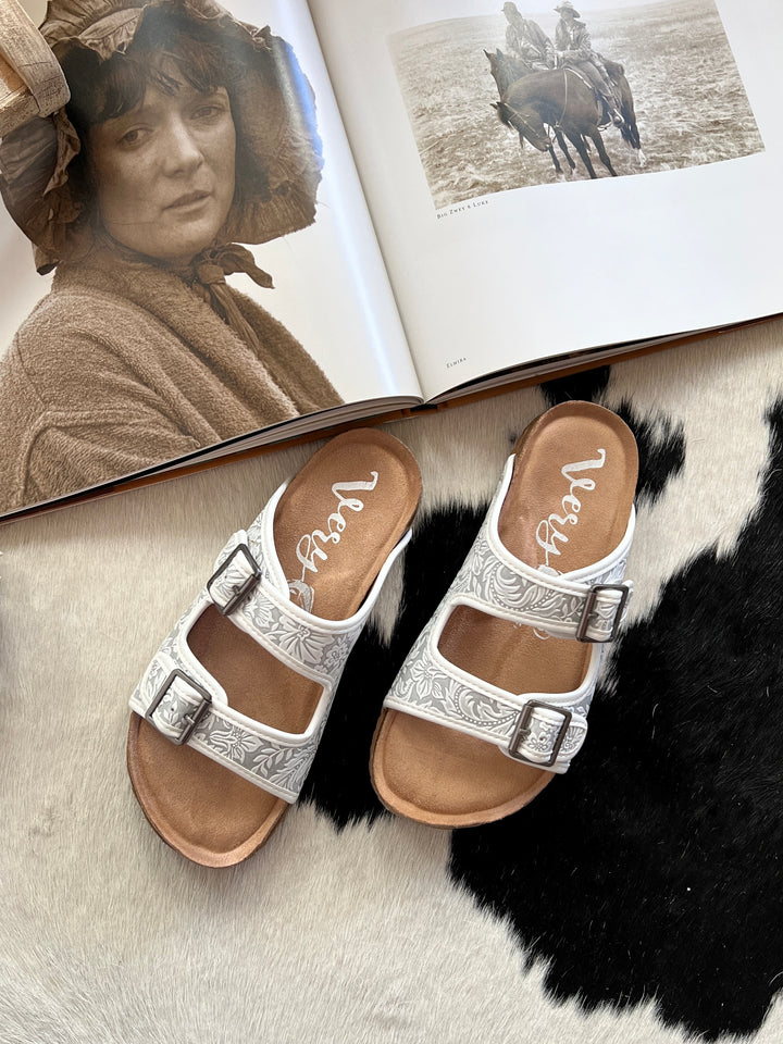 Berry Comfort White Grey Sandals